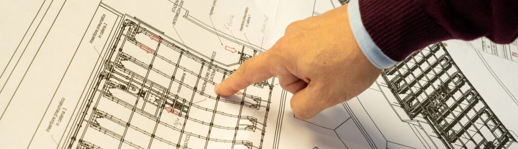 Mano che indica progetto di automazione industriale software