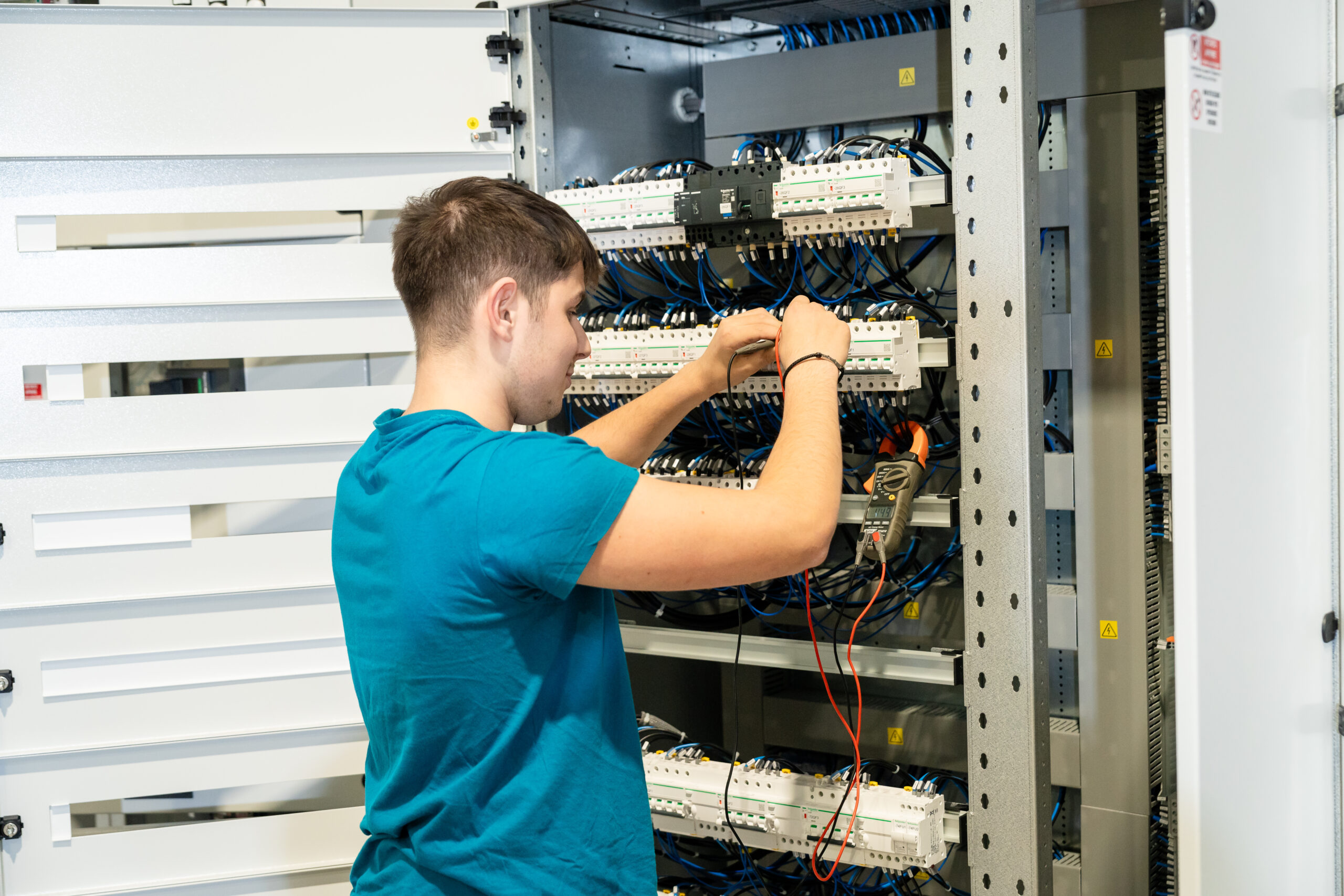 ragazzo al lavoro su quadro elettrico